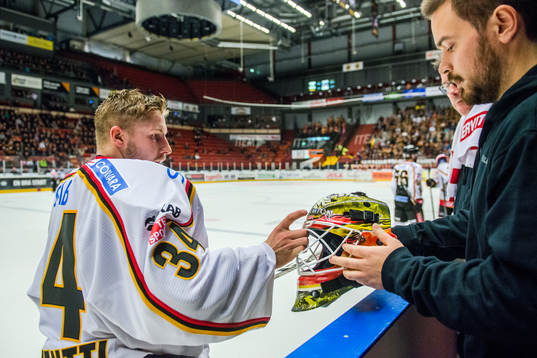 Luleås målvakt Joel Lassinantti får hjälp med trasig