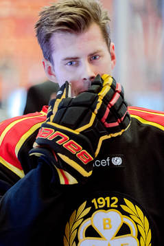 Brynäs Mathias Porseland deppar före ishockeymatchen i