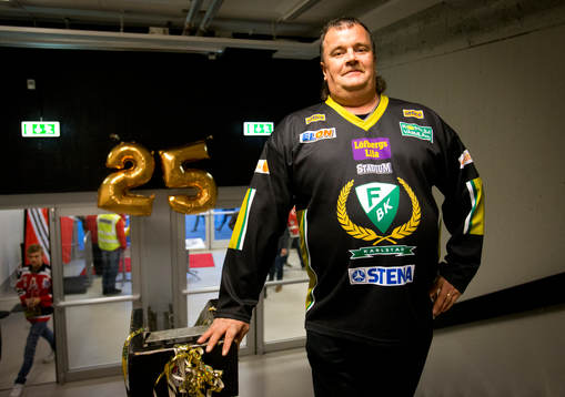 En Färjestads supporter fram för siffrorna 25, Örebro