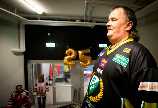 En Färjestads supporter med hockeyfrisyr fram för
