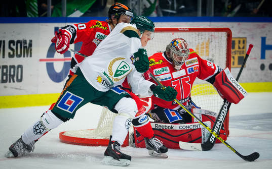 Färjestads Joel Eriksson Ek  och Örebros Marcus Weinstock