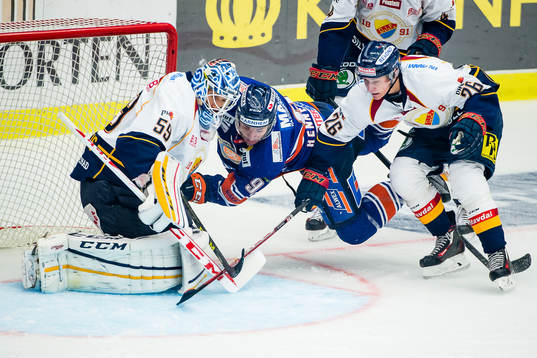 Växjös Josh Hennessy faller in i Djurgårdens målvakt