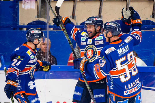 Växjös Josh Hennessy jublar