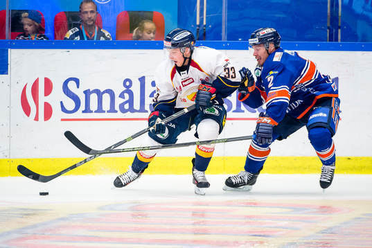 Djurgårdens Linus Hultström jagas av Växjös Teemu Laakso