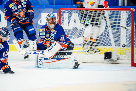 Djurgårdens Daniel Brodin (ej i bild) skjuter pucken i