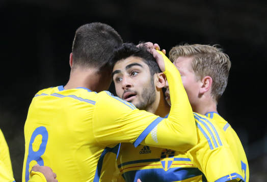 Sveriges Ferhad Ayas kramas om av Sveriges Melker Hallberg