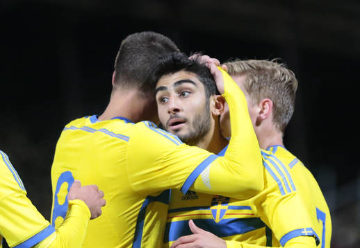 Sveriges Ferhad Ayas kramas om av Sveriges Melker Hallberg