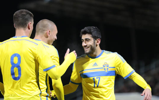 Sveriges Ferhad Ayas kramas om av Sveriges Melker Hallberg