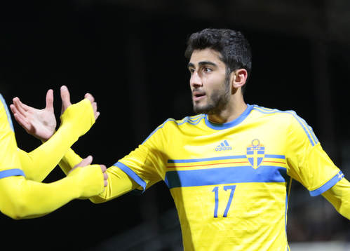 Sveriges Ferhad Ayas kramas om av Sveriges Melker Hallberg