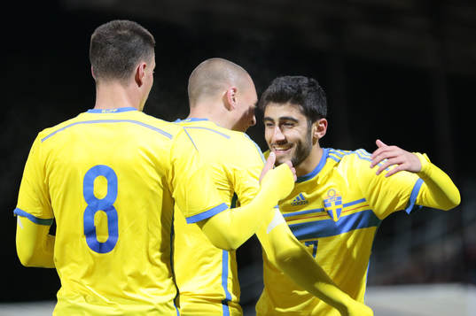 Sveriges Ferhad Ayas kramas om av Sveriges Melker Hallberg