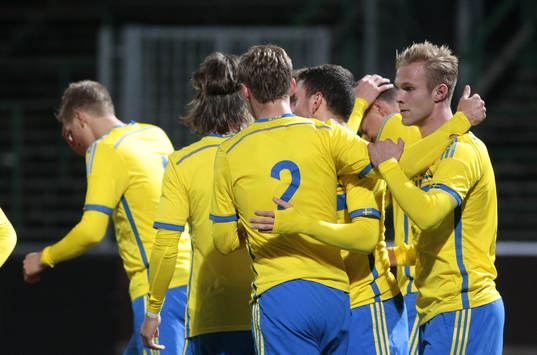 Sveriges Gustav Engvall (th)