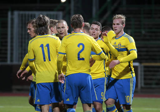 Sveriges Gustav Engvall (th)