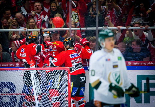 Örebros Henrik Löwdahl gör 1-1 jublar och i förgrunden