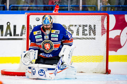 Växjös målvakt Cristopher Nihlstorp styr undan pucken