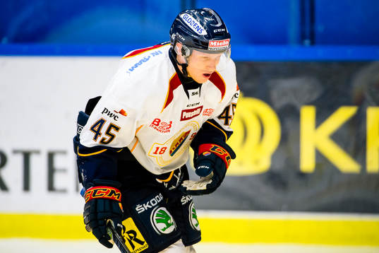 Djurgårdens Alexander Falk grinar illa