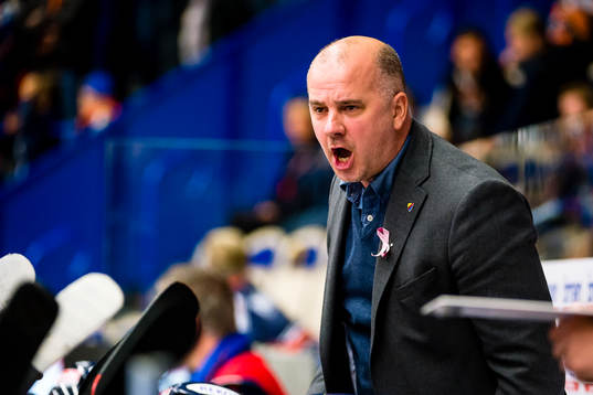 assisterande tränare Stefan Nyman skriker
