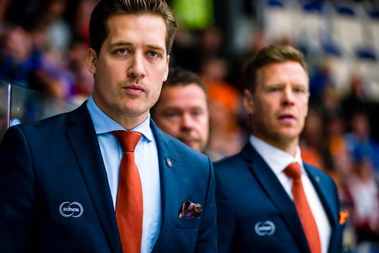 Växjös tränare Sam Hallam med assisterande tränare
