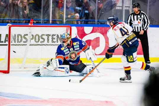Djurgårdens Patrick Thoresenskjuter pucken i mål bakom