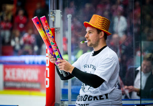 Örebros målvakt Julius Hudacek firar segern mot