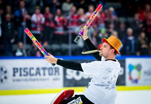 Örebros målvakt Julius Hudacek firar segern mot