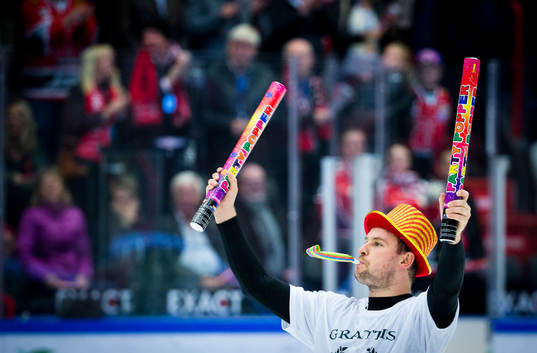 Örebros målvakt Julius Hudacek firar segern mot