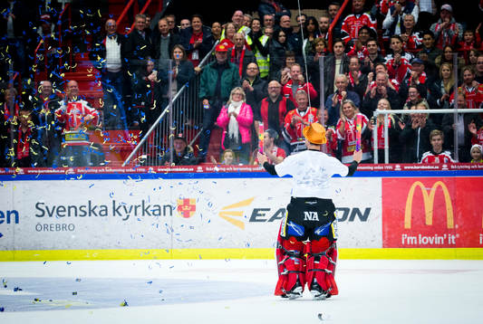 Örebros målvakt Julius Hudacek firar segern mot