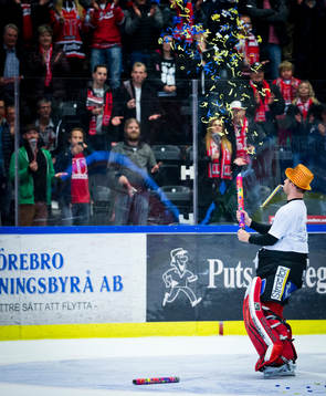 Örebros målvakt Julius Hudacek firar segern mot