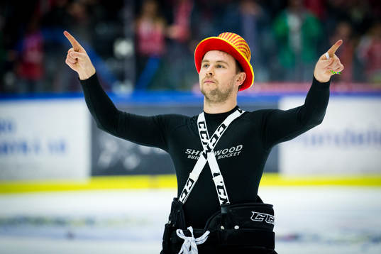 Örebros målvakt Julius Hudacek firar segern mot