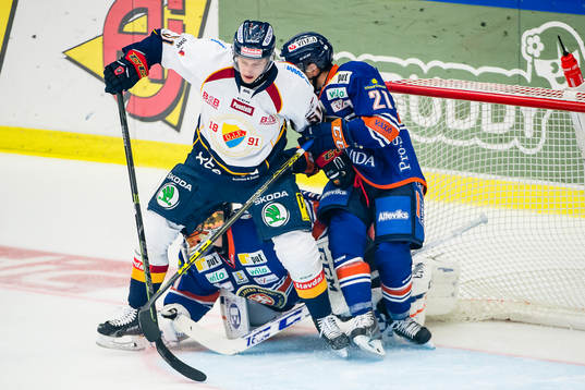 Djurgårdens Robin Alvarez och Växjös Cory Murphy ramlar