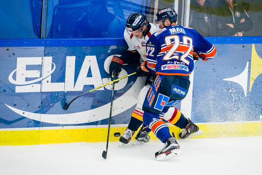 Växjös Gustav Rydahl tacklar Djurgårdens Marcus