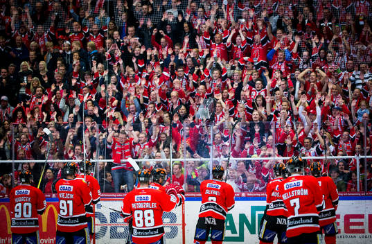 Örebros Jakub Petruzalek  och Joel Mustonen tackar fansen