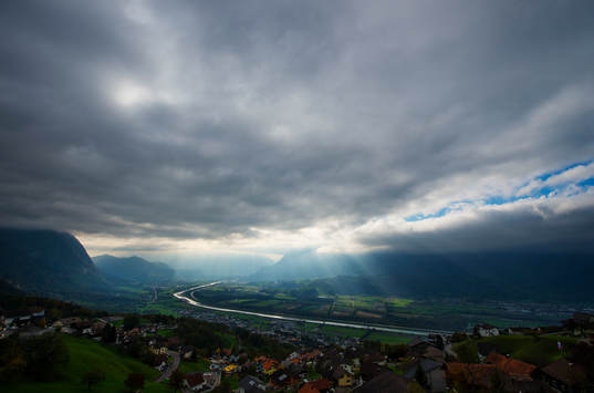 Solen skiner genom molnen