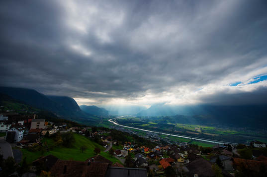 Solen skiner genom molnen