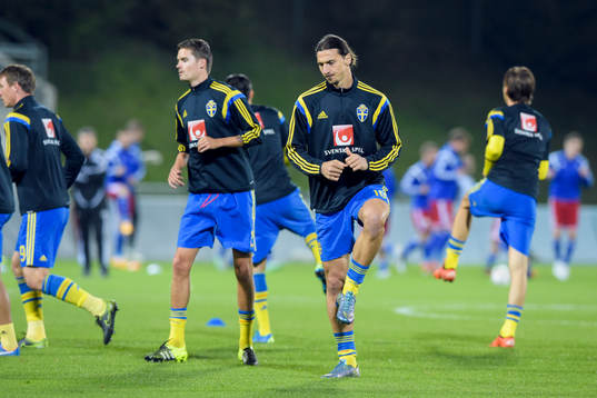 Sveriges Zlatan Ibrahimović värmer upp