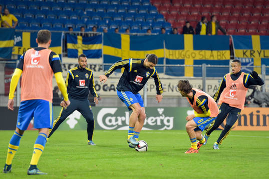 Sveriges Zlatan Ibrahimovic värmer upp