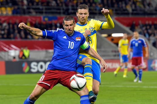 Liechtensteins Mario Frick och Sveriges Marcus Berg