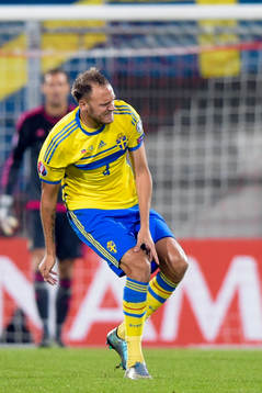 Sveriges Andreas Granqvist tar sig åt knät