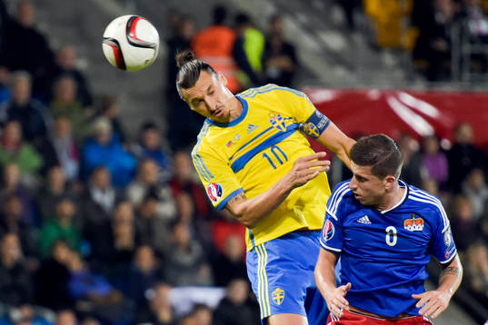 Sveriges Zlatan Ibrahimovic och Liechtensteins Sandro Wieser