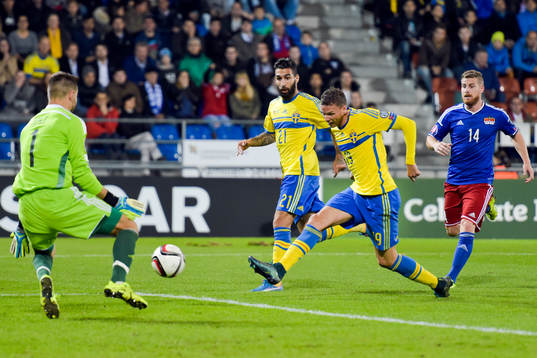 Sveriges Marcus Berg gör 0-1 bakom Liechtensteins målvakt