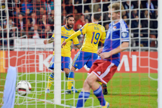 Sveriges Jimmy Durmaz och Marcus Berg jublar