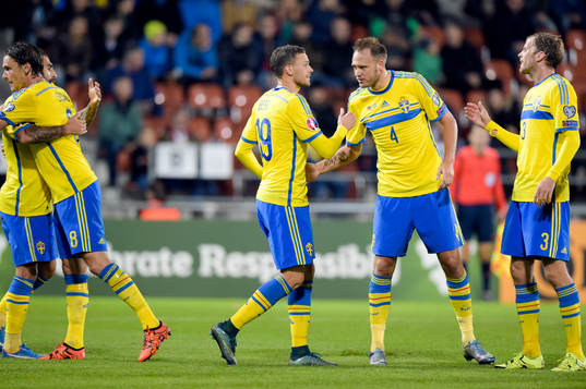 Sveriges Marcus Berg gratuleras av Andreas Granqvist och