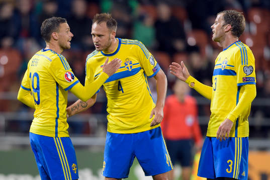 Sveriges Marcus Berg gratuleras av Andreas Granqvist och
