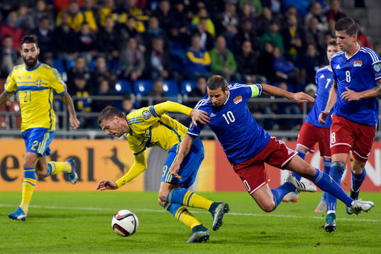 Sveriges Marcus Berg tar sig förbi Liechtensteins Mario