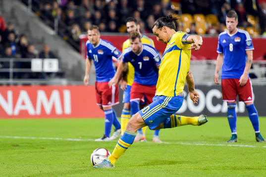 Sveriges Zlatan Ibrahimovic skjuter en straff som