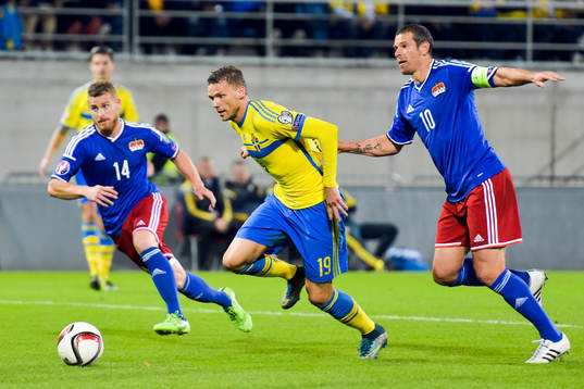 Sveriges Marcus Berg tar sig förbi Liechtensteins Yves