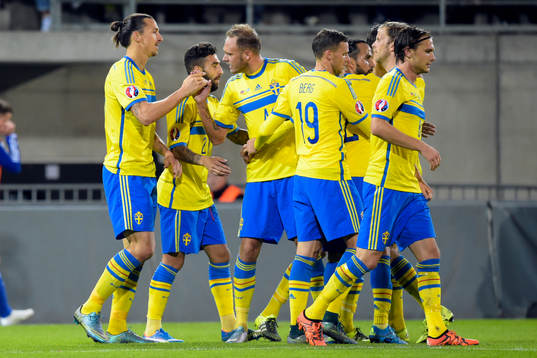 Sveriges Zlatan Ibrahimovic gratuleras