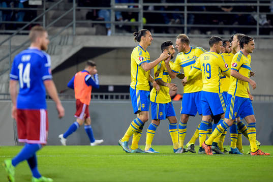 Sveriges Zlatan Ibrahimovic gratuleras