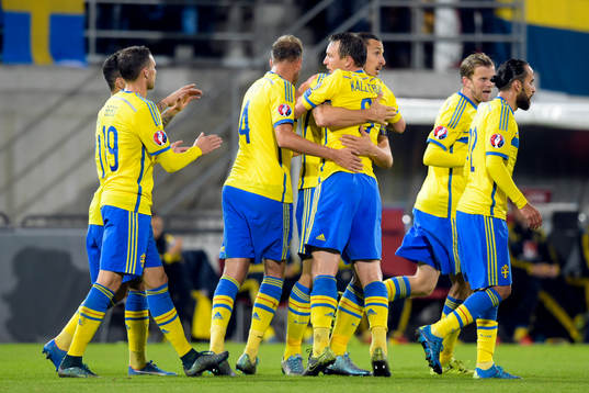 Sveriges Zlatan Ibrahimovic gratuleras av Kim Källström
