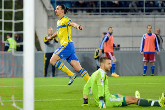 Sveriges Zlatan Ibrahimovic jublar