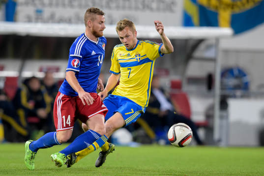 Liechtensteins Yves Oehri och Sveriges Sebastian Larsson